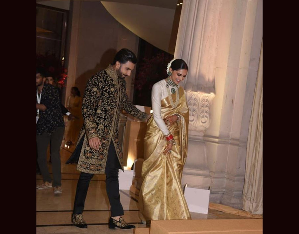 দীপিকা আর রণবীর পরস্পরের হাত ধরেই নেমে আসছিলেন সিঁড়ি দিয়ে। এর পর রিসেপশনের বসার জায়গায় দীপিকার হাত ধরে রণবীরের পোজ দেওয়ার পালা।