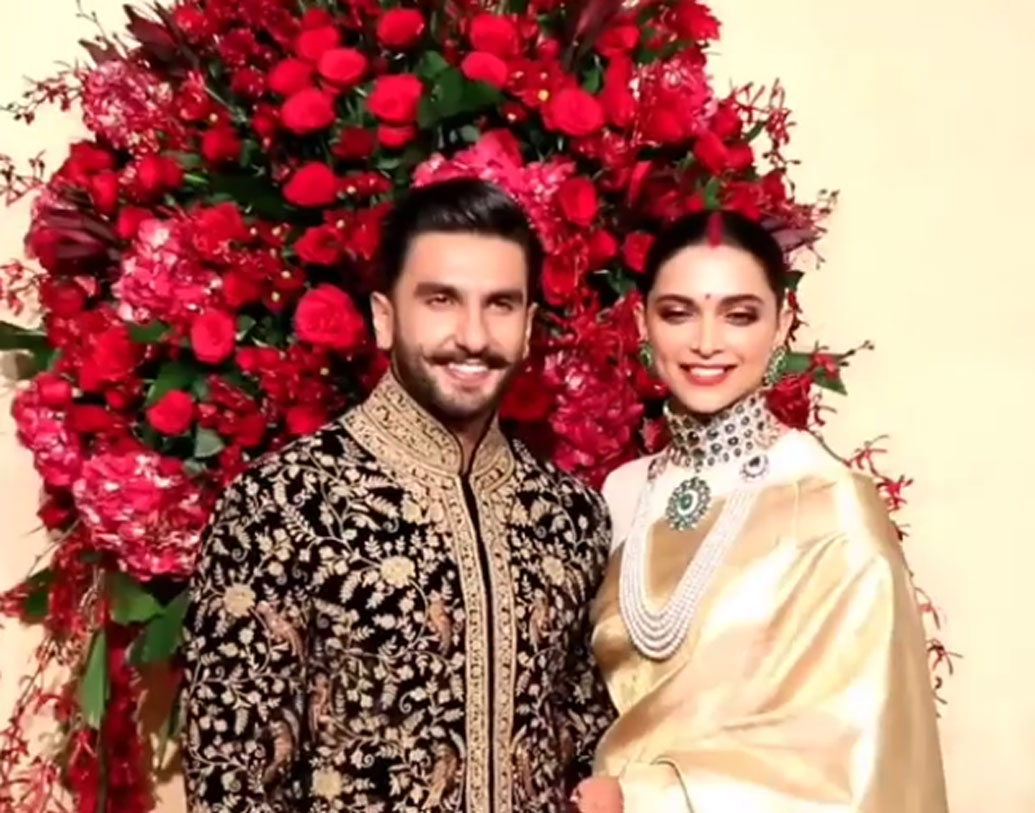 সব্যসাচী মুখোপাধ্যায়ের স্টাইলে সেজেছিলেন দীপিকা। মায়ের দেওয়া একটি  সোনালি রঙের শাড়ি পরেছিলেন তিনি। এটি বেঙ্গালুরুর অঙ্গদি গালেরিয়া থেকে কেনা। রণবীর পরেছিলেন রোহিত বালের ডিজাইন করা একটি পোশাক। দীপিকা বেঁধেছিলেন খোঁপা। মাথায় ছিল জুঁই ফুল।