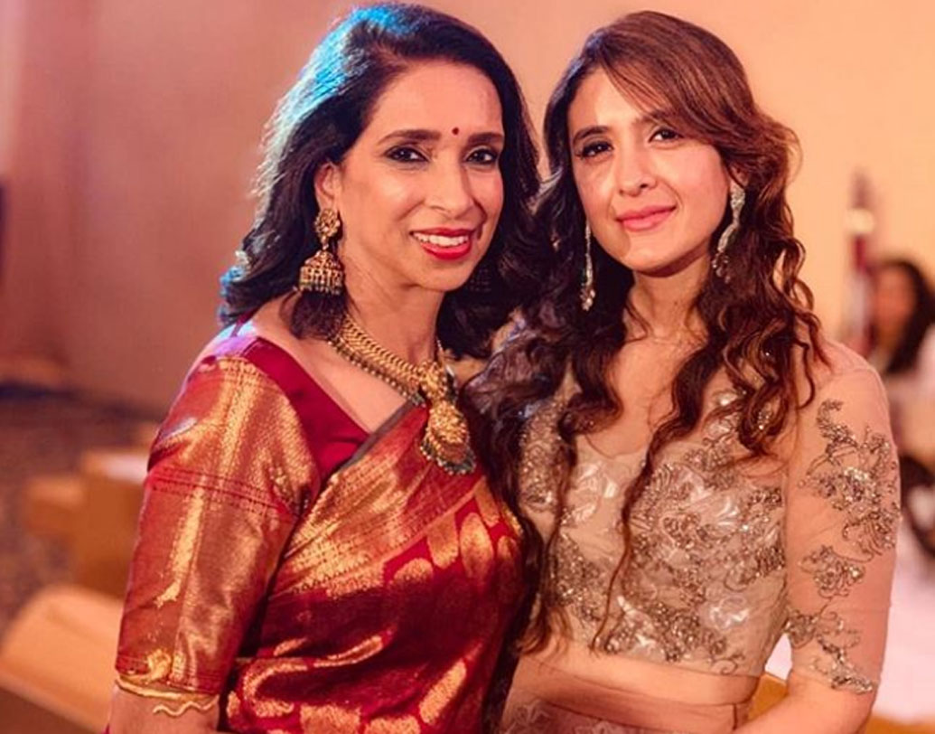 দীপিকার মা পরেছিলেন একটি লাল কাঞ্জিভরম। উজ্জ্বলা পাড়ুকোনের সঙ্গে দীপিকার পুষ্টিবিদ পূজা মাখিজাকে দেখা গিয়েছে এ দিনের রিসেপশনে।