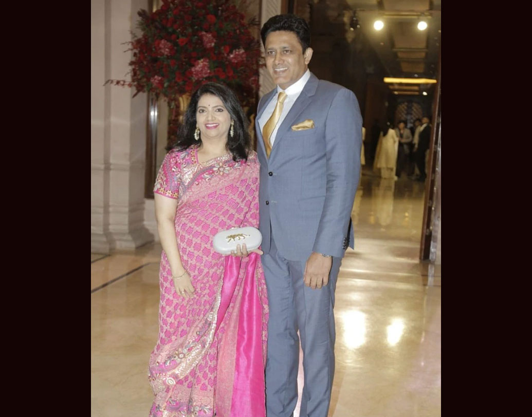 দীপিকার রিসেপশনে উপস্থিত ছিলেন প্রাক্তন ক্রিকেট তারকা, প্রাক্তন কোচ অনিল কুম্বলে ও তাঁর স্ত্রী চেতনা রামাতীর্থ। তবে অতিথি অভ্যাগতদের খুব একটা ভিড় চোখে পড়েনি।