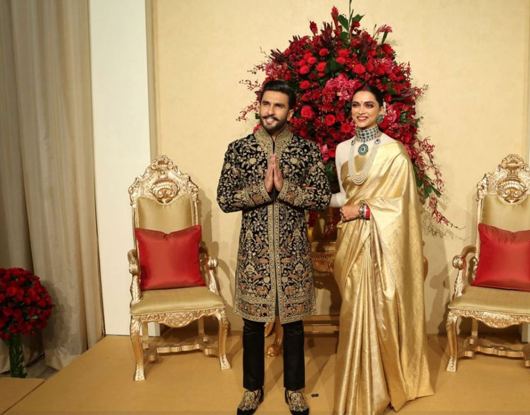 পাপারাজ্জিদের জন্য রণবীর ও দীপিকা বেশ কয়েক বার পোজ দিয়েছেন ক্যামেরার সামনে।