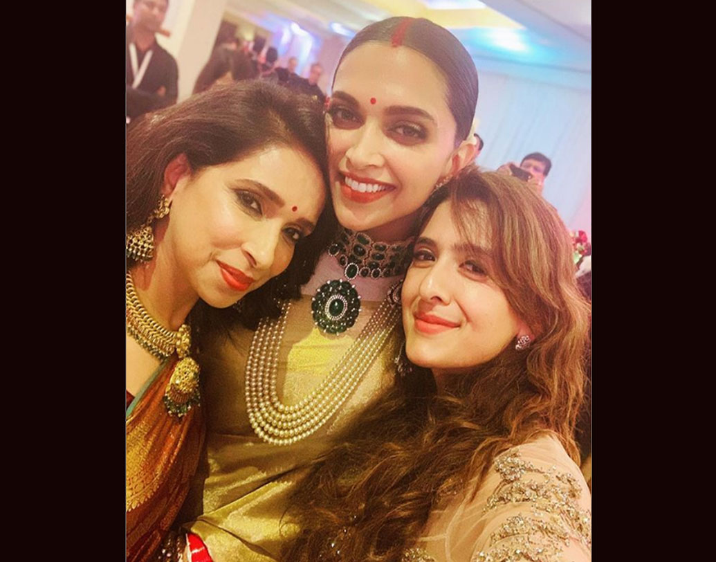 মায়ের সঙ্গে সেলফি তুলতে দেখা গিয়েছে দীপিকাকে। মুখে ছিল সেই ঝকঝকে হাসি। সেলফি তুলেছেন স্বামী রণবীর সিংহ ও বন্ধুদের সঙ্গেও।