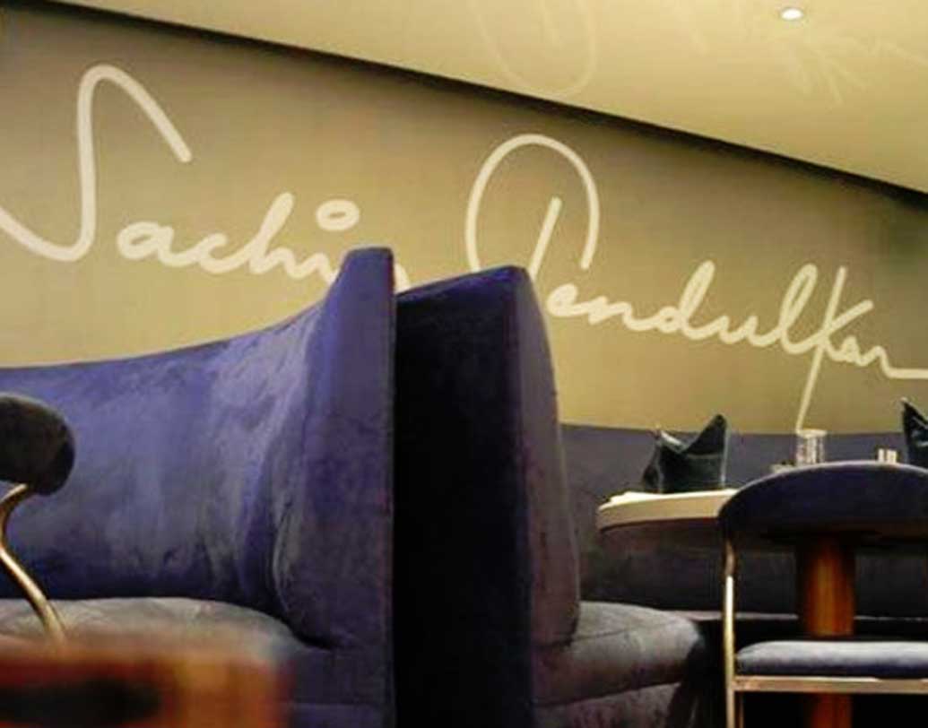 মুম্বইয়ের কোলাবা এলাকায় রেস্তরাঁ রয়েছে মাস্টার ব্লাস্টার সচিন তেন্ডুলকরের। সচিনের এই রেস্তরাঁর নাম ‘তেন্ডুলকরস’। ২০০২ সালে এই রেস্তরাঁ উদ্বোধন করেন সচিন। এই রেস্তরাঁর ব্যবসায় সচিনের পার্টনার সচিনের বন্ধু সঞ্জয় নারাঙ্গ। মাস্টার ব্লাস্টারের প্রিয় খাবারগুলির জন্যও বহু মানুষ ভিড় করেন ‘তেন্ডুলকরস’-এ।