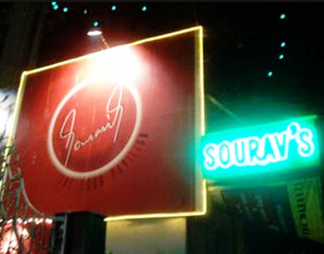 এক সময়ে কলকাতাবাসীর অন্যতম প্রিয় রেস্তরাঁ হয়ে উঠেছিল সৌরভ গঙ্গোপাধ্যায়ের ‘সৌরভজ’। ২০০৪ সালে পার্ক স্ট্রিট চত্বরে এই রেস্তরাঁটি খোলেন প্রিন্স অব কলকাতা। তবে ২০১১ সালে রেস্তরাঁটি বন্ধও করে দেন সৌরভ।