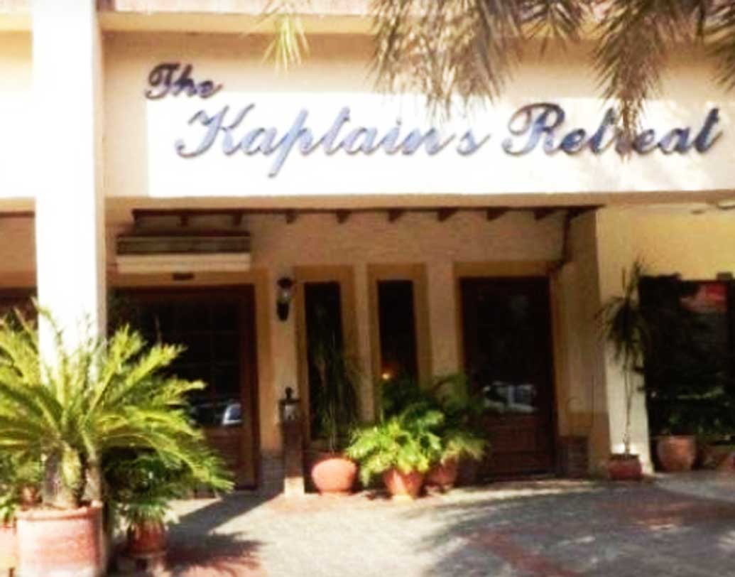 ভারতকে প্রথম বার ক্রিকেট বিশ্বকাপ এনে দিয়েছিলেন তিনি। তবে তারও তিন বছর আগে অর্থাৎ ১৯৮০ সালেই চন্ডীগড়ে নিজের রেস্তরাঁ ‘ক্যাপ্টেনস রিট্রিট’ খুলে ফেলেছিলেন কপিল দেব। পটনায় ‘কপিল দেব’জ ইলেভেনজ’ নামে আরও একটি রেস্তরাঁ আছে তাঁর।