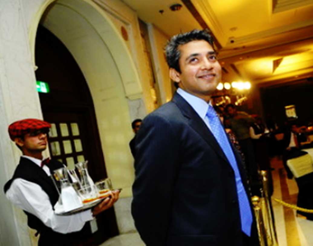 ২০০২ সালে দিল্লিতে একটি ইতালিয়ান রেস্তরাঁ খোলেন ভারতের প্রাক্তন ক্রিকেটার অজয় জাদেজা। অজয়ের এই রেস্তরাঁর নাম ‘সেন্সো’। তবে শুধু অজয় নন। এই রেস্তরাঁর আর এক পার্টনার ভারতের প্রাক্তন প্রধানমন্ত্রী লালবাহাদুর শাস্ত্রীর নাতি দিবাকর শাস্ত্রী।