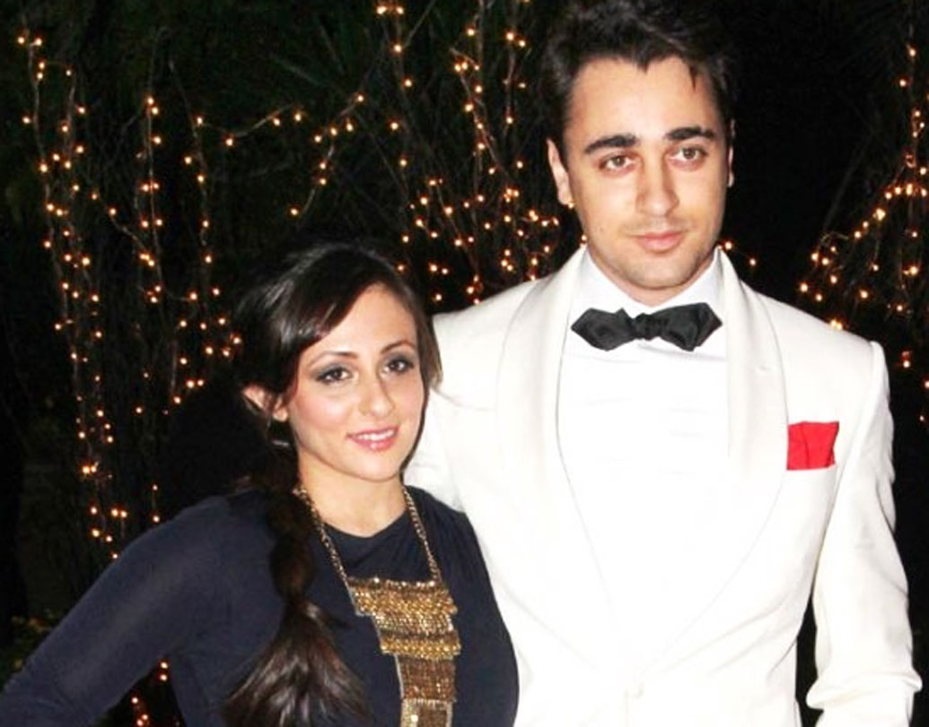 সেই ছোট্টবেলায় অবন্তিকা মালিকের প্রেমে পরেছিলেন অভিনেতা ইমরান খান। অবন্তিকার অনুপস্থিতিতে তাঁর মুম্বইয়ের বাড়িতে ঢুকে ঘরটা নিজের হাতে সাজিয়ে চমকে দিয়েছিলেন ইমরান। আর তার পরেই প্রোপোজ।