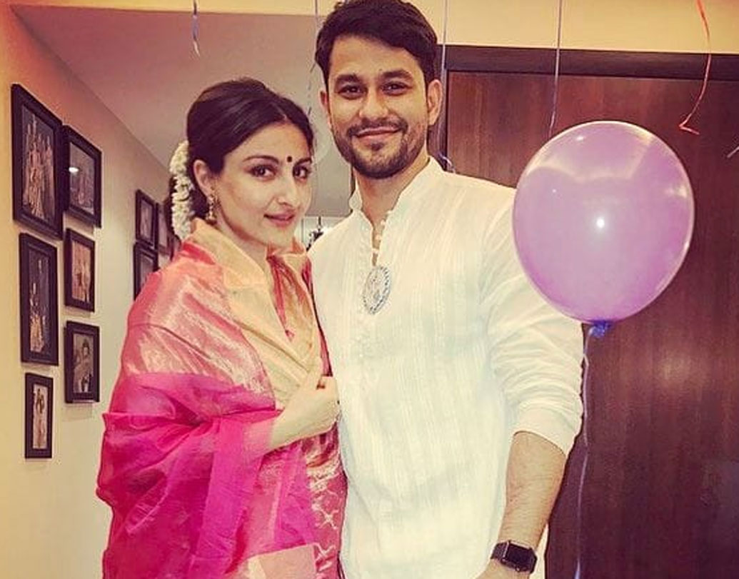 প্যারিসে গিয়ে সোহা আলি খানকে প্রোপোজ করেছিলেন কুণাল খেমু। আর কুণালের থেকে প্রস্তাব পাওয়ার পরেই খুশিতে আত্মহারা হয়ে টুইটারে দু-চার কলি লিখেও ফেলেছিলেন সোহা। সোহা লিখেছিলেন, ‘কুণাল আমাকে সুন্দর একটা আংটি পরিয়ে প্রোপোজ করেছে। আর আমিও খুশি হয়ে সঙ্গে সঙ্গে হ্যাঁ করে দিয়েছি।’