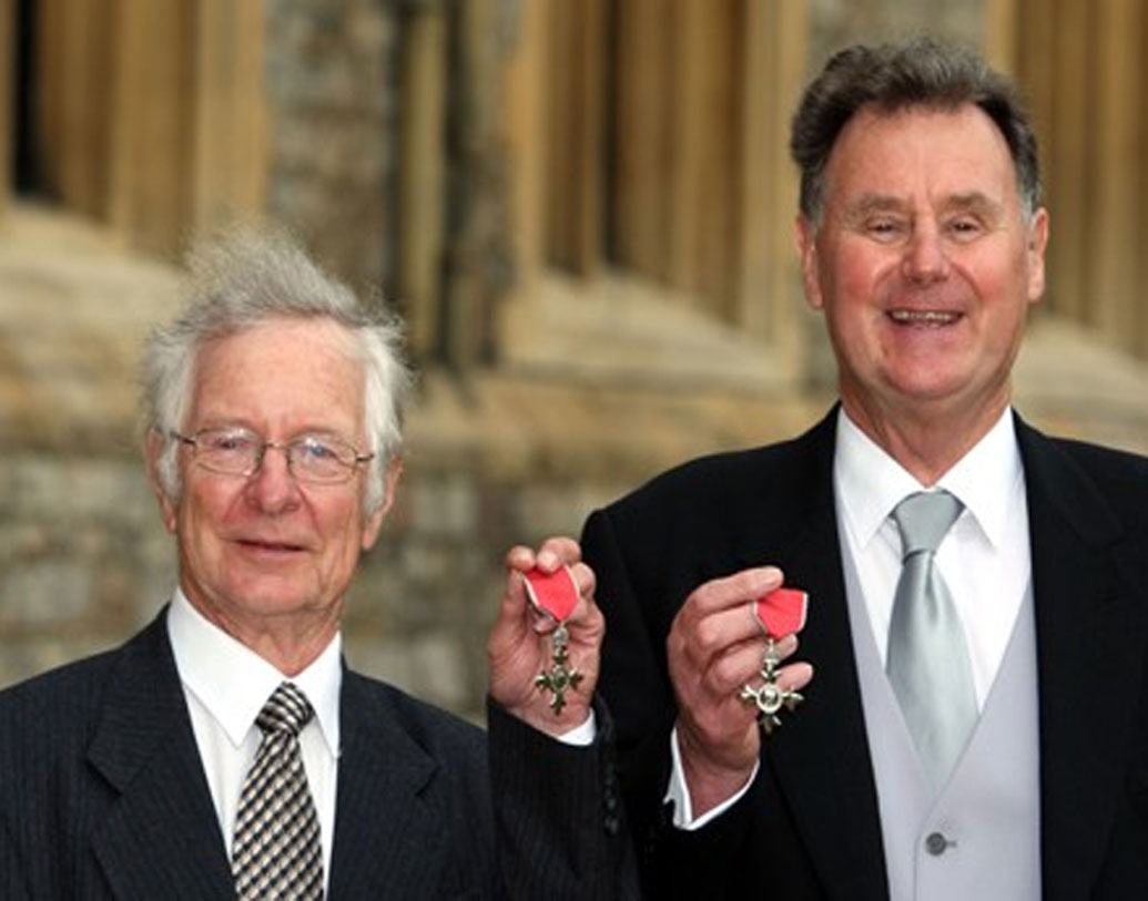 ডি/এল মেথড বা ডাকওয়ার্থ-লুইস পদ্ধতির প্রবর্তক দুই ইংরেজ পরিসংখ্যানবিদ– ফ্রাঙ্ক ডাকওয়ার্থ এবং টনি লুইস। এই পদ্ধতিতে সাধারণত বৃষ্টি-প্রাকৃতিক দুর্যোগে আটকে যাওয়া ম্যাচে ব্যবহার করা হয় একদিনের আন্তর্জাতিক ক্রিকেট বা টি২০ খেলায়। পরিবর্তিত পরিস্থিতিতে নতুন করে লক্ষ্য বেঁধে দেওয়া হয় পরে ব্যাট করা দলের জন্য।