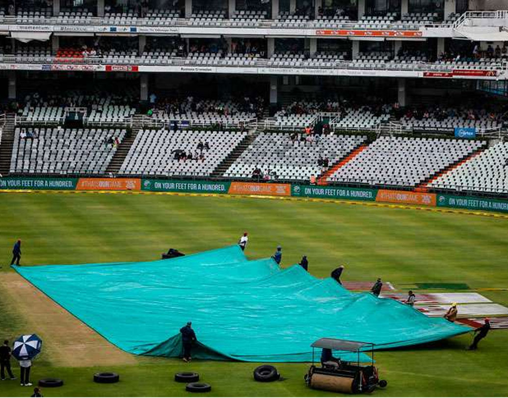 ডি/এল মেথড প্রথম ব্যবহার হয় ১৯৯৬-৯৭ সালে জিম্বাবোয়ে বনাম ইংল্যান্ডের একদিনের ম্যাচে। এই খেলায় জিম্বাবোয়ে ডি/এল মেথডে ৭ রানে জয়ী হয়। ২০০১ সালে আইসিসি এই পদ্ধতি আনুষ্ঠানিক ভাবে গ্রহণ করে।