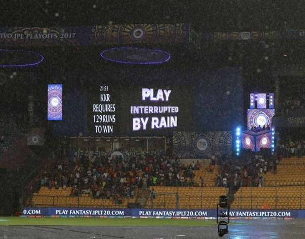 হয়ত বৃষ্টি হয়েছে ম্যাচের আগে, একটা সময় বৃষ্টি থেমে মাঠ খেলার উপযোগী হল, কিন্তু এতে কিছু সময় নষ্ট হওয়ায় ৫০ ওভারের বদলে উভয় পক্ষকে ৪০ ওভার দেওয়া হল খেলার জন্য এবং দুই দলই পুরো ৪০ ওভার করে খেলার সুযোগ পেল। এক্ষেত্রে ডিএল মেথড প্রযোজ্য হবে না।