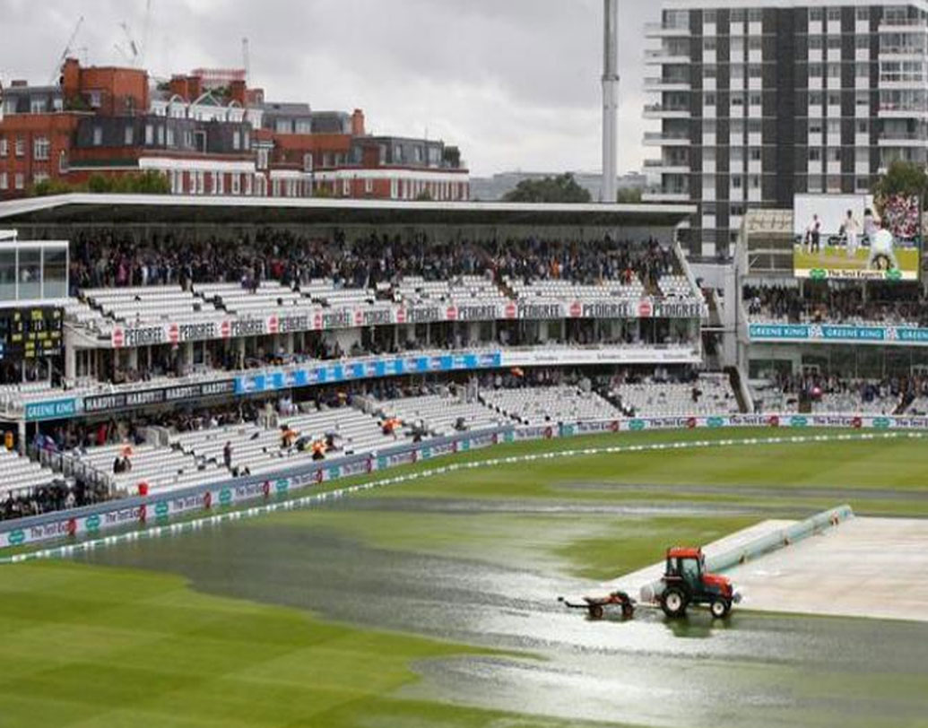 যদি প্রথম ইনিংসের মাঝপথে বিঘ্ন ঘটে এবং প্রথম ইনিংস কম ওভারে শেষ করতে হয়, তখন দ্বিতীয় ইনিংসের টার্গেট আবার নতুন করে সেট করা হয়। এ ক্ষেত্রে প্রথম ইনিংসে কত ওভার বাকি ছিল, কত রান হয়েছে আর কত উইকেট ছিল, এই সব কিছুর উপর ভিত্তি করে হিসাব হয়।