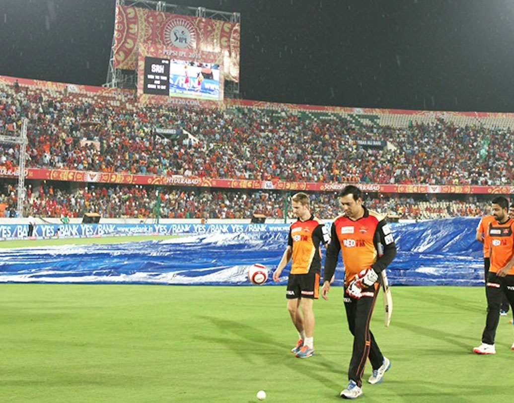 সাধারণত এসব ক্ষেত্রে লক্ষ্য দ্বিতীয় ইনিংসে বেড়ে যায়। এ ক্ষেত্রে যুক্তি, প্রথম ইনিংসের কিছুটা অংশ জুড়ে প্রথমে ব্যাট করা দল ভেবেছিল তাদের হাতে আরও সময় আছে। ওভার কমে যাওয়ার কথা আগে জানলে তারা আরও দ্রুত রান নেওয়ার উদ্দেশ্যে ব্যাটিং করত। সেই রানটা ব্যালান্স করা হয় লক্ষ্যমাত্রা বাড়িয়ে।