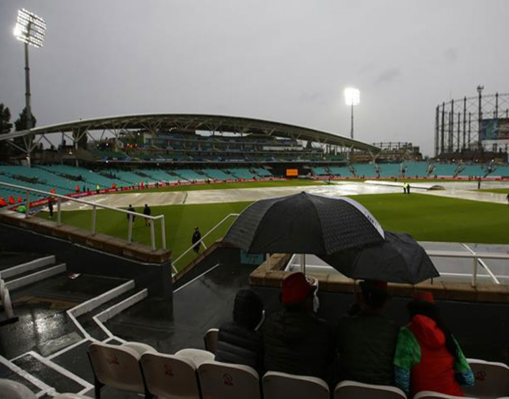 ধরা যাক, প্রথমে ব্যাট করে টিম এ ৫০ ওভারে ২৬০ রান করল। পরে নেমে টিম বি ৪০ ওভারে ৫ উইকেটে ১৯৯ রান করল, এমন অবস্থায় বৃষ্টিতে খেলা স্থগিত হয়ে গেল। এ ক্ষেত্রে টিম এ পুরো ৫০ ওভারে খেলেছে, তাই তাদের রিসোর্স ১০০%। টিম বি-র শুরুতে রিসোর্স ছিল ১০০%, ৪০ ওভার শেষে টিম বি ৫ উইকেট হারিয়েছে, টেবিল অনুযায়ী তাদের রিসোর্স বাকি ২৭.৫%।