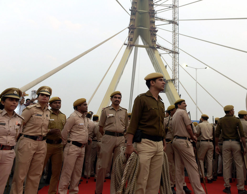 যমুনা নদীর উপরে সেতুর উদ্বোধন করেন মুখ্যমন্ত্রী অরবিন্দ কেজরীবাল। দেখানো হয় একটি লেজার শো-ও।