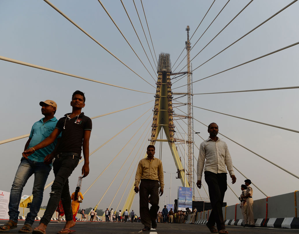 ১৯৯৮ সালে যমুনা নদীর উপর অবস্থিত সঙ্কীর্ণ ওয়াজিরাবাদ সেতুতে ভয়ঙ্কর দুর্ঘটনা ঘটে। তাতে মৃত্যু হয় ২২ স্কুল পড়ুয়ার। যার পর যমুনার উপর আধুনিক প্রযুক্তিতে তৈরি একটি প্রশস্ত সেতু গড়ার পরিকল্পনা নেয় তৎকালীন দিল্লি সরকার। তবে কাজ শুরু হয় তার ৬ বছর পর, ২০০৪ সালে।
