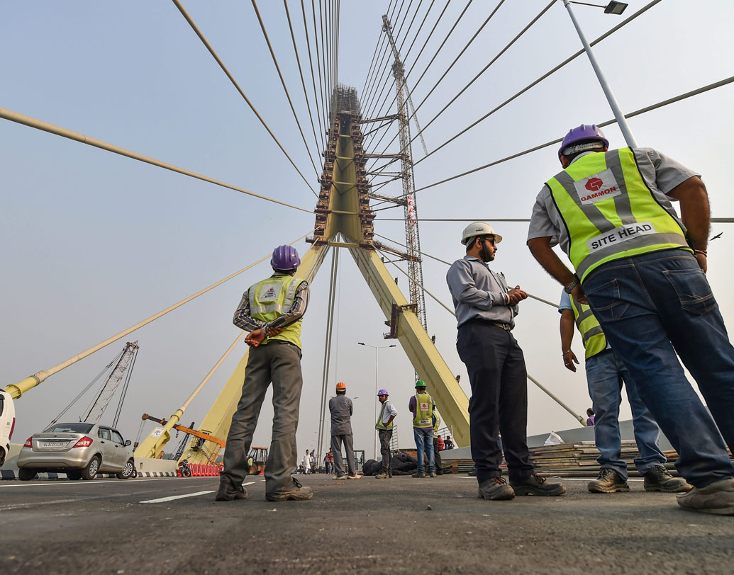 তবে সেতুর উপরে পাটাতন থেকে রাজধানীর সৌন্দর্য দেখার সুযোগ মিলবে ২০১৯ সালের ফেব্রুয়ারিতে। কারণ তার জন্য যে চারটি লিফট তৈরি হচ্ছে, সেগুলি চালু হতে সময় লাগবে আরও দু’মাস। যার পর এক সঙ্গে ৫০ জনকে উপরের এই পাটাতনে নিয়ে যাওয়া সম্ভব হবে। সেতুর উপর রয়েছে বিশেষ নিজস্বী তোলার জায়াগাও।