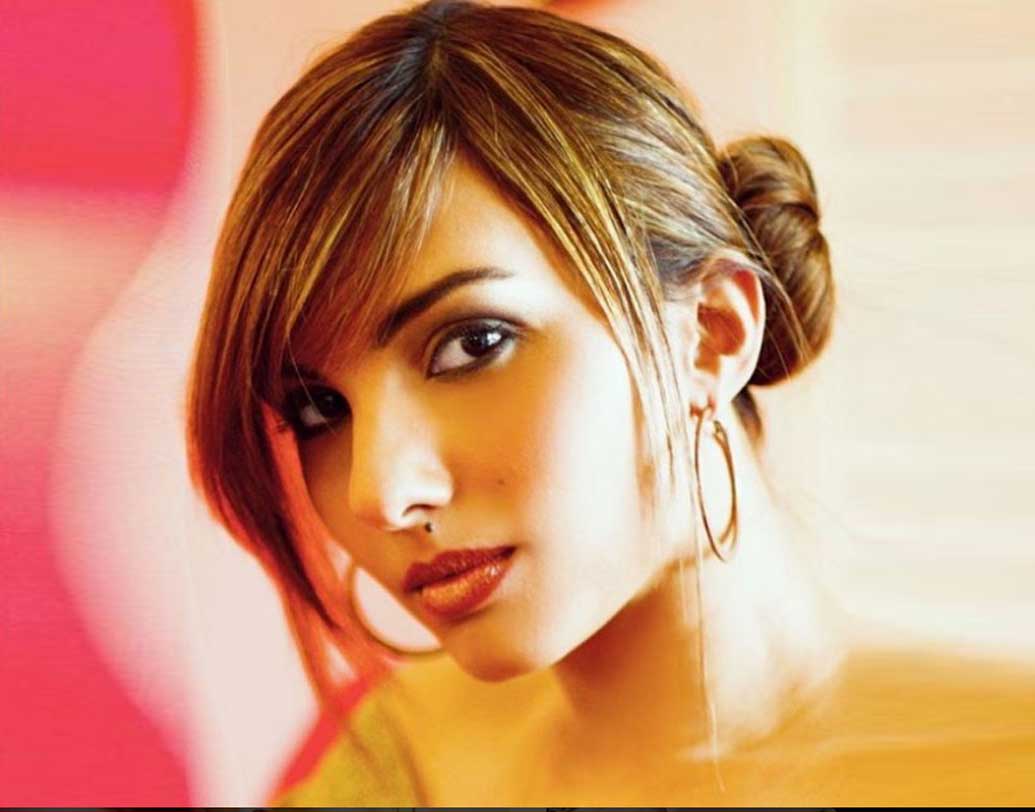 সোমির জন্ম পাকিস্তানের করাচিতে। বাবা পাকিস্তানি হলেও মা ইরানি। ১৬ বছর বয়সে মডেলিং শুরু করেন তিনি। ‘ম্যায়নে প্যায়ার কিয়া’ ছবি দেখেই তিনি সলমনের গুণমুগ্ধ হয়ে উঠেছিলেন। সেই টানেই নাকি বলিউডে এসেছিলেন সোমি।