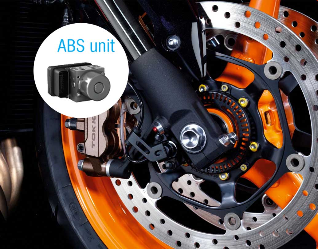 এতদিন পর্যন্ত এবিএস ছিল না এই বাইকে। কিন্তু নিরাপত্তা ও দূষণের কথা মাথায় রেখেই এ বার এই বাইকে এবিএস যুক্ত হল।