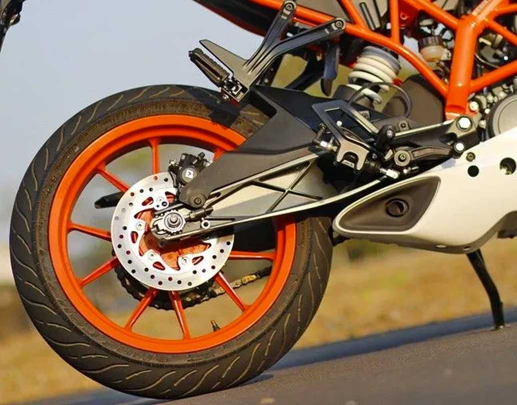 ১৭ ইঞ্চির চাকা তে এমআরএফ র টায়ার আর এতে আছে ৩০০এমএম ও ২৩০এমএমের ফ্রন্ট ও রিয়ার ডিস্ক ব্রেক ।