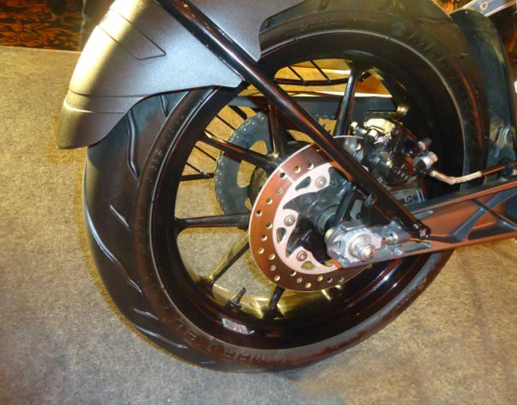 বাইকের চাকার পাশে শুধু কমলা রঙের অভা ছিল এতদিন। এ বার মিলবে সাদা ও কালো রঙে।