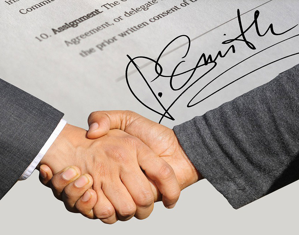 সই করার সময় কি কেবল নিজের নামের আদ্যক্ষর দিয়ে তার পর পদবী লেখেন? বিশেষজ্ঞ অ্যানেট পয়েনজারের মতে, এমনটা যাঁরা করেন, তাঁরা আসলে জীবনে গোপনীয়তাকে গুরুত্ব দেন। ব্যক্তিগত জীবন ও নিজের পরিচয় গোপন রাখতে ভালবাসেন বলেই এমনটা করেন তাঁরা।