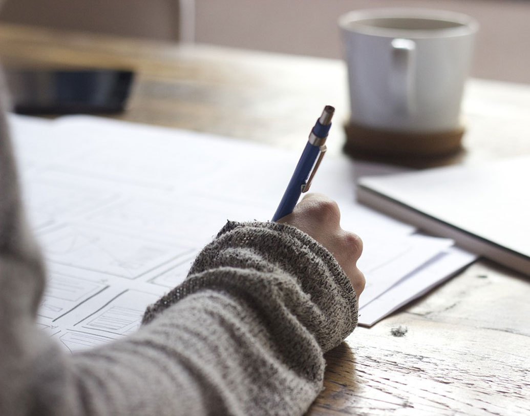 অনেকের লেখায় গোল গোল আকার থাকে বেশি। প্রতিটি অক্ষরের মধ্যেই একটা বৃত্তাকার টান থাকে। মন দিয়ে খেয়াল করলে বোঝা যায়, গোল বড় অক্ষরগুলির মাঝে ছোট অক্ষরগুলি যেন গুটিসুটি মেরে রয়েছে। এমন লেখার মালিকরা আসলে নিরাপত্তাহীণতায় ভোগেন, আত্মরক্ষার দিকে থাকে তাঁদের কড়া নজর। তবে এঁরা খুব আবেগী হন।