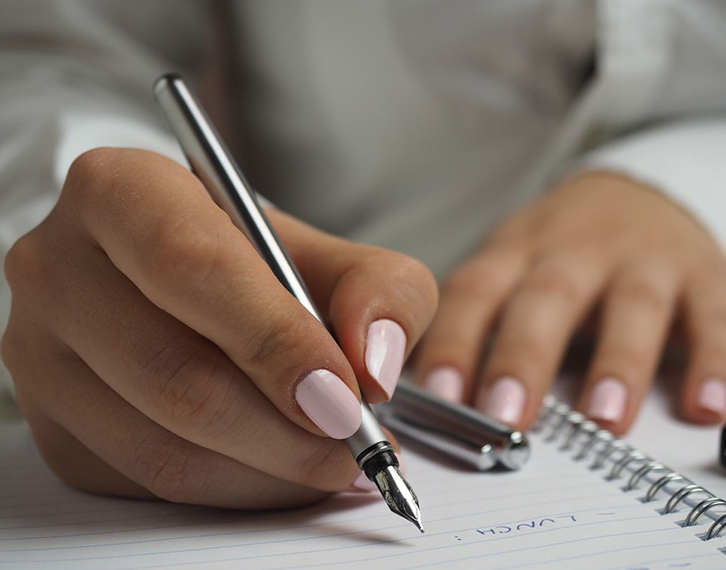 ইংরেজিতে কিছু লেখার সময় বেশির ভাগ সময় সব বড় হাতের অক্ষরই ব্যবহার করতে ভালবাসেন? তা হলে আপনি নির্ঘাৎ স্বাধীনচেতা। যে কোনও সিদ্ধান্ত নিজে নিতেই ভালবাসেন। বিশ্ব বিখ্যাত কমিক চরিত্র ‘দ্য সিম্পসন’-এর স্রষ্টা ম্যাট গ্রোয়েনিংয়ের হাতের লেখাও ঠিক এমনটাই। স্বাধীনচেতা মানুষ হিসাবে তাঁরও কম পরিচিতি নেই!