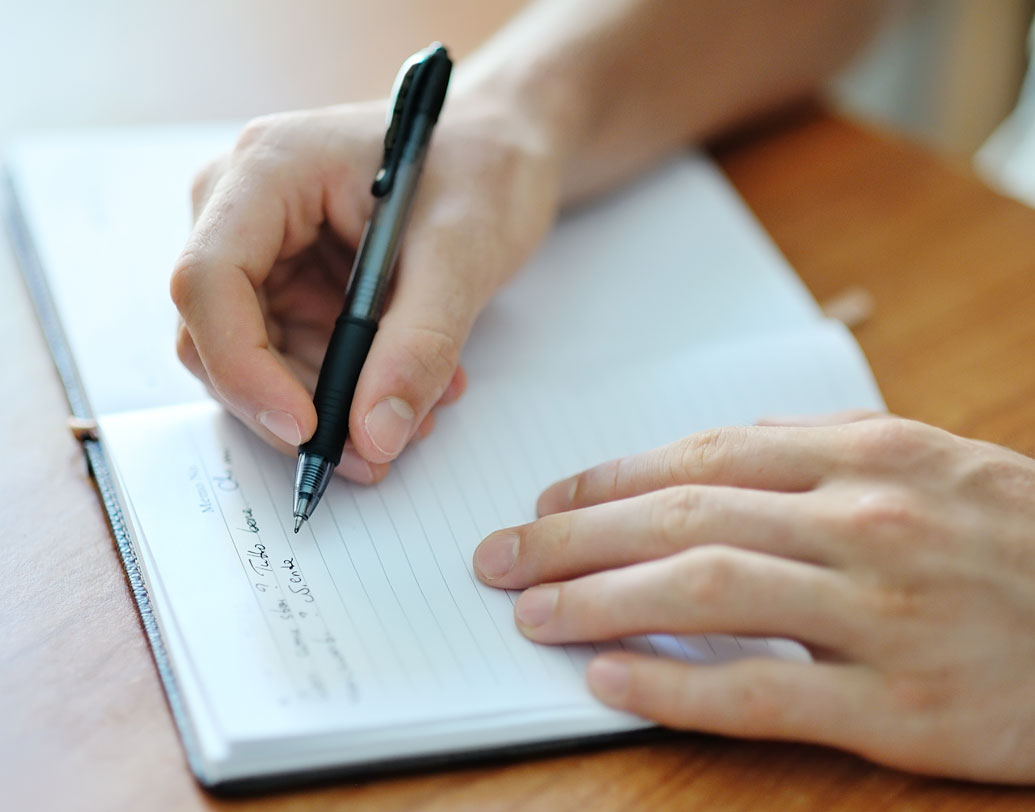 এক এক সময় এক এক রকম হাতের লেখায় লেখেন আপনি? অক্ষরের গঠন, মাপ, আকার সবই বদলে বদলে যায়? কখনও হয়তো সোজা লিখছন, কখনও আবার বেঁকিয়ে! এমন করলে সেই মানুষ বেজায় মুডি এবং তাঁদের আবেগের নানা বাঁক আছে। সেই প্রভাবই পড়ে হাতের লেখায়। তবে বেঁকিয়ে লেখা ও লেখার পংক্তি ক্রমে উপরের দিকে উঠে গেলে আপনি উচ্চাকাঙ্ক্ষী।