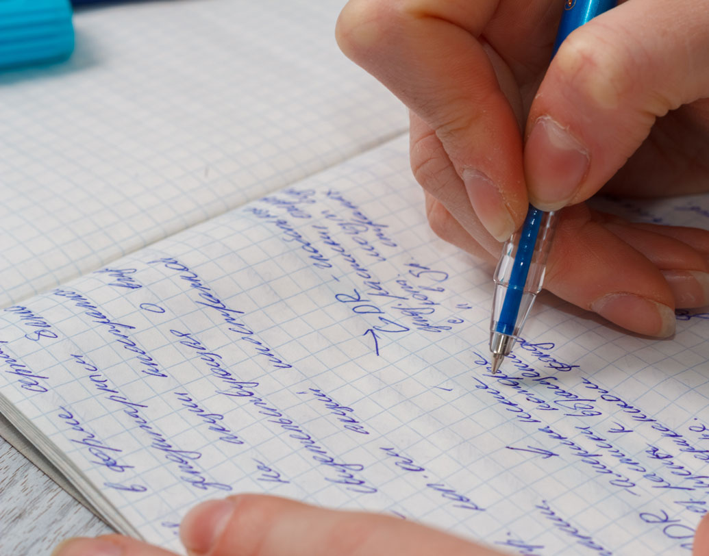 পয়েজনারের মতে, কোনও কোনও মানুষ আবার এমন ভাবে লেখেন যেখানে অক্ষরগুলো অনেকটা কুঁচকে আছে বলে মনে হয়। মানসিক চাপে থাকাই এমন লেখার লক্ষণ। কিছু মানুষ স্বভাবজাত ভাবেই টেনশনে ভোগেন, সাধারণত, তাঁদের লেখাই এমন হয় বলে মত বিশেষজ্ঞদের।