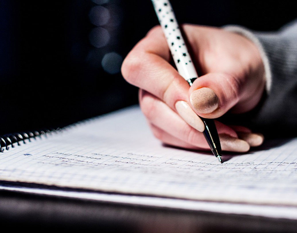 পাতা বা পেনের উপর কতটা চাপ দিয়ে লেখেন, তাও নির্ধারণ করে আপনার ব্যক্তিত্ব। গ্রাফোলজিস্টদের মতে, তুলনায় বেশি সংবেদনশীল মনের অধিকারী হলে, লেখার সময় পাতার উপর কম চাপ দেন তিনি। যে কোনও আবেগতাড়িত বিষয়ে এঁরা বেশি জড়িয়ে পড়েন। পেনের উপরেও যেন চাপ দিতে কষ্টই হয় এঁদের!