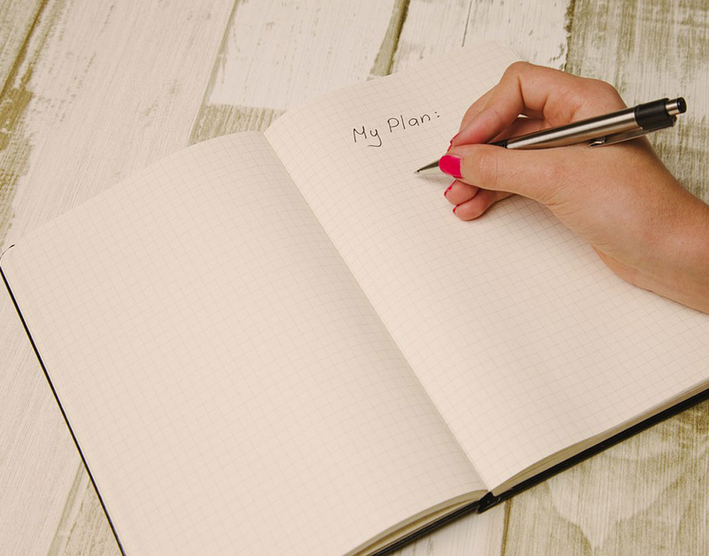 খুব ফাঁক রেখে লেখেন কি? লেখার সময় প্রতিটি শব্দ ও অক্ষরের মধ্যে যদি বেশি ফাঁক রাখেন কেউ, তা হলে তাঁদের সঙ্গে যোগাযোগ করা একটু কঠিন বিষয়। চার পাশের সঙ্গে একটু বিচ্ছিন্ন হয়ে থাকতেই তিনি ভালবাসেন। ব্যক্তিগত স্পেস নিয়েও তিনি ওয়াকিবহাল। আবার কম ফাঁক রাখলে তাঁর সঙ্গে সহজেই যোগাযোগ সম্ভব ও তিনি খুব মিশুকে হন।