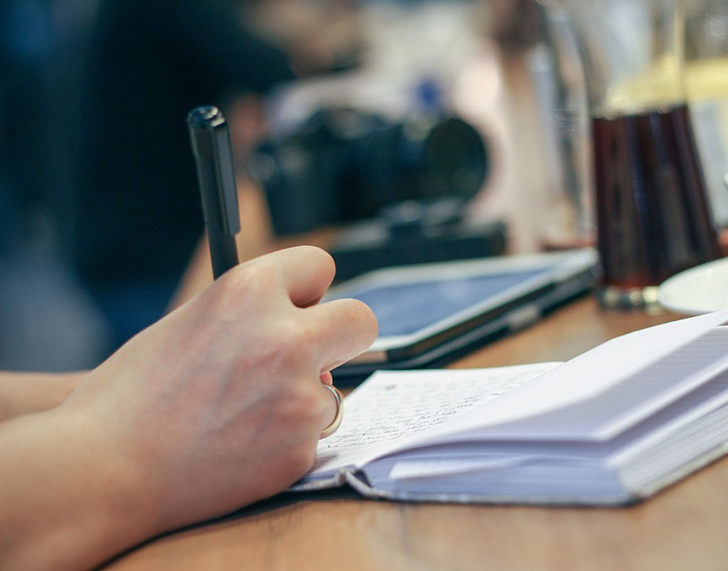 বড় বড় অক্ষরে লেখেন কি? গ্রাফোলজির যুক্তিতে তা হলে আপনি আলাদা করে মনোযোগ চাইছেন অন্যের। শুধু তা-ই নয়, বড় বড় হাতের লেখার অধিকারীরা নিজেদের মত সম্পর্কেও খুব সচেতন, এবং তা ঘন ঘন পাল্টান না। বরং যে কোনও ঘটনায় তাঁদের মতামত খুব ব্যতিক্রমী উদাহরণ হয়ে দাঁড়ায়।