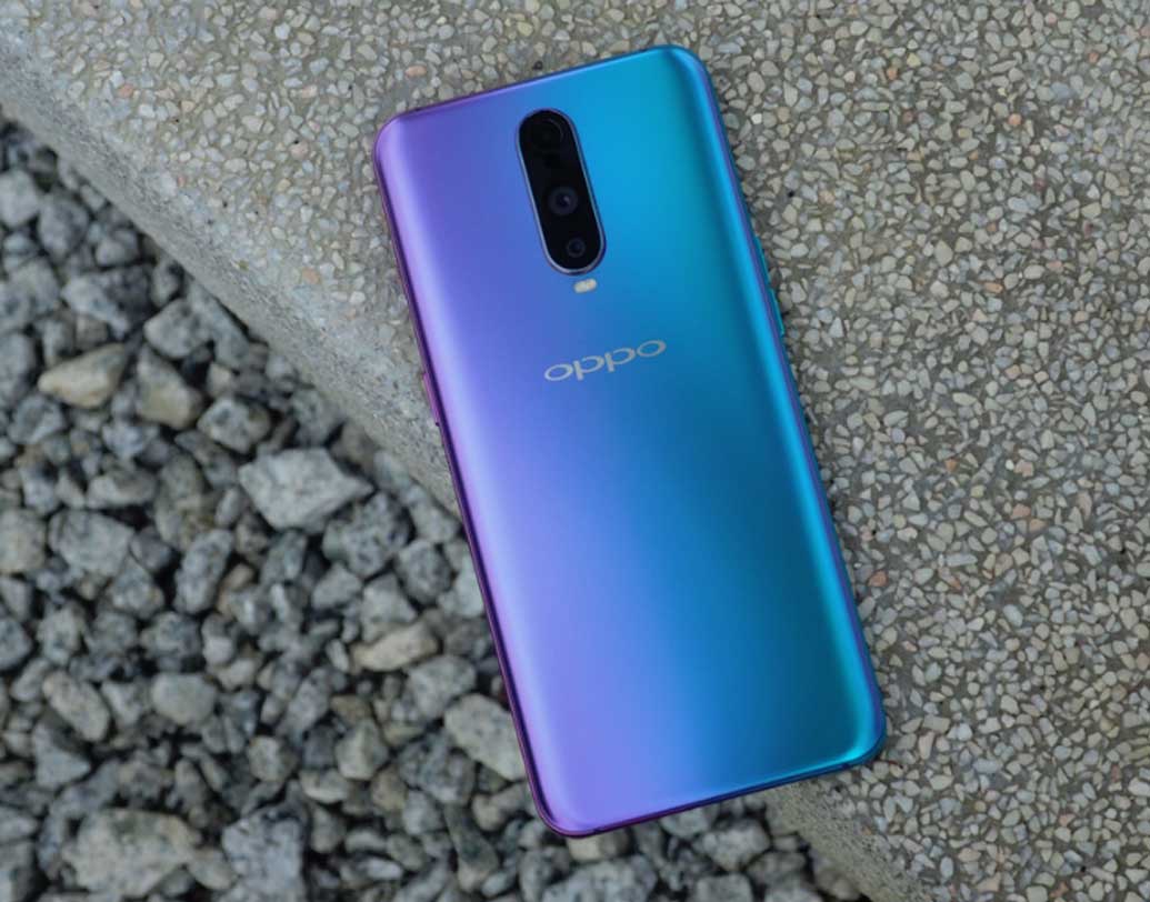 ফোনটির পিছনে থাকছে তিনটি ক্যামেরা। প্রথম ক্যামেরায় থাকছে ১২ মেগাপিক্সেল সেন্সর। দ্বিতীয় ক্যামেরায় ২০ মেগাপিক্সেল সেন্সর। আর তৃতীয়টি থ্রি ডি স্টিরিও ক্যামেরা। এই আর সেভেনটিন প্রো মডেলটিতে একটি ২৫ মেগাপিক্সেলের সেল্ফি ক্যামেরাও রয়েছে।