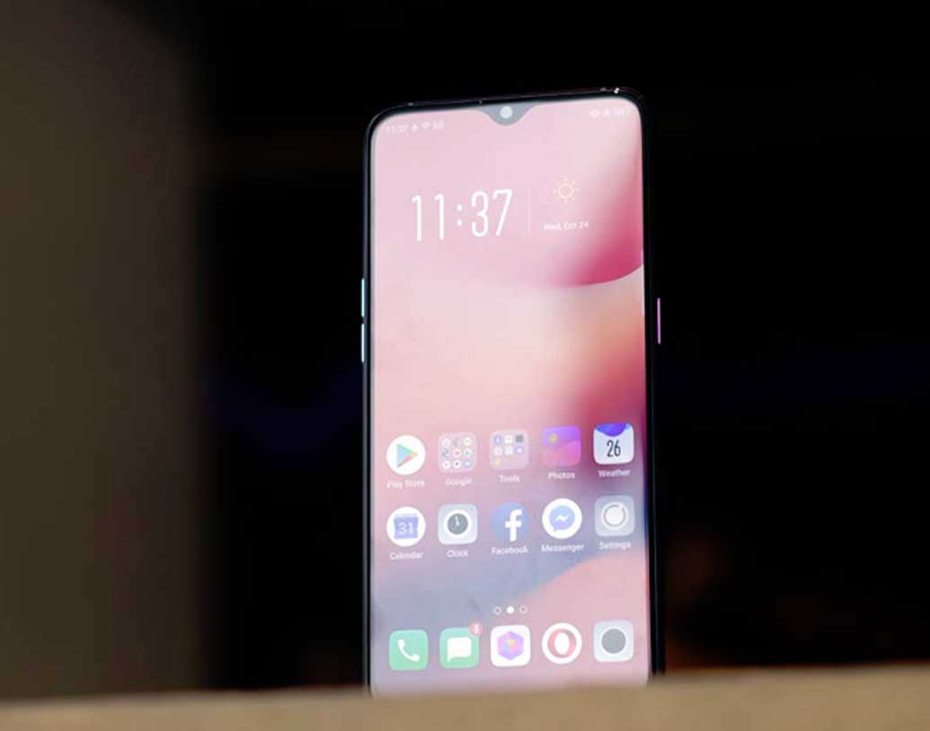 চিনের বাজারে ইতিমধ্যেই এসে গিয়েছে এই মডেল। সে দেশে এই মডেলের দাম ভারতীয় টাকায় প্রায় ৪৪ হাজার। ভারতেও যদি এই একই দাম হয়, তা হলে ওপো-র এই মডেল টেক্কা দেবে ওয়ানপ্লাস-কেও। কন্ডেসড গ্রিন এবং ফগ গ্র্যাডিয়ান্ট— আপাতত এই দু’টি রঙেরই মডেল লঞ্চ করেছে চিনে। অর্ডার নেওয়া শুরু হবে ১ ডিসেম্বর থেকে।