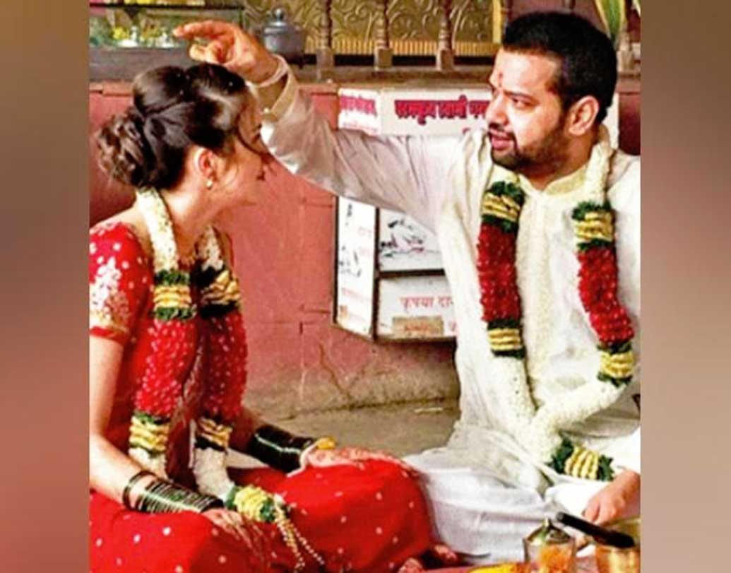 রাহুলের বর্তমান স্ত্রী অর্থাৎ নাতাল্যা ইলিনার বয়স ২৫ বছর। পেশায় ইলিনা একজন মডেল। কাজাখস্তানের মেয়ে নাতাল্যার সঙ্গে রাহুলের দেখা হয় দেড় বছর আগে। রাহুল-নাতাল্যার বিয়েতে নিমন্ত্রিত ছিলেন মাত্র ২৫ জন।