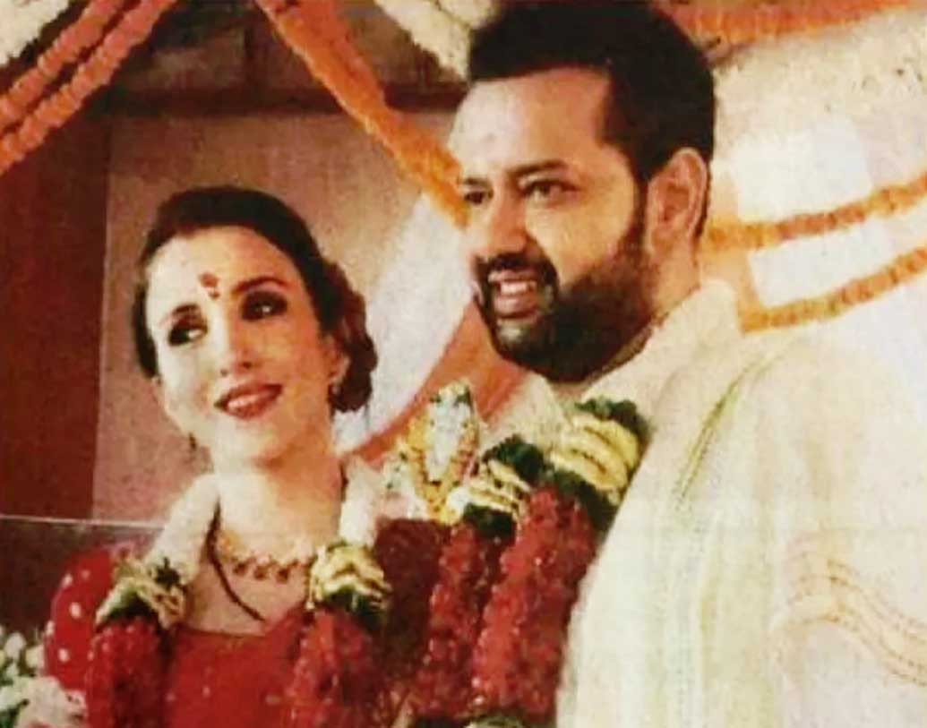 কিন্তু প্রাক্তন কেন্দ্রীয় মন্ত্রী এবং বিজেপি নেতা প্রমোদ মহাজনের ছেলের বিয়ে, অথচ বিয়েতে কোনও জাঁকজমক নেই? রাহুল বললেন, “এর আগের দুটো বিয়েই বেশ বড়সড় ভাবেই হয়েছিল। কিন্তু সেগুলি বেশি দিন টেকেনি।”