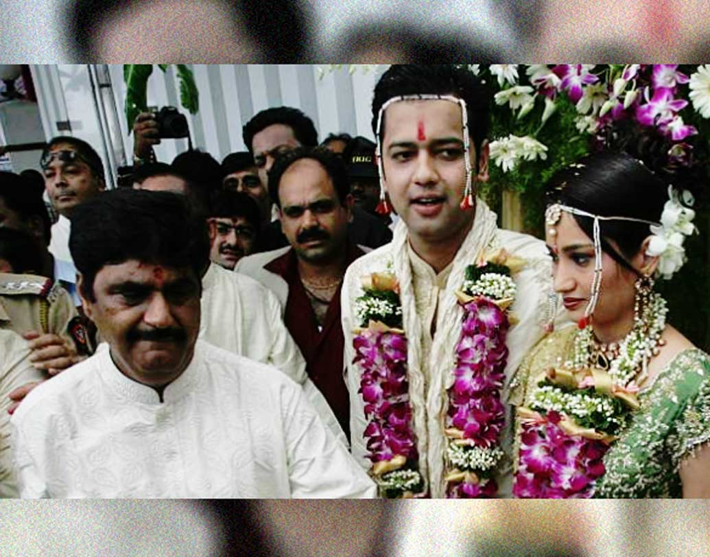 ২০০৬ সালে দীর্ঘ দিনের বন্ধু শ্বেতা সিংহকে বিয়ে করেছিলেন রাহুল মহাজন। ১৩ বছর ধরে একে অপরকে চিনতেন তাঁরা। শ্বেতা ছিলেন পাইলট। কিন্তু রাহুলের প্রথম বিয়ে বেশি দিন টেকেনি। ২০০৭ সালে বিচ্ছেদ হয়ে যায় দু’জনের। বেশ কিছু সংবাদমাধ্যমে সে সময় খবর বেরিয়েছিল যে, স্ত্রী শ্বেতার গায়ে মাঝে মধ্যেই হাত তুলতেন রাহুল। আর সে কারণেই বিচ্ছেদ।