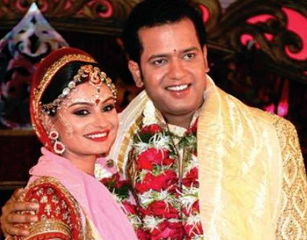 রাহুলকে নিয়েই গোটা একটা রিয়্যালিটি শো হয়ে গিয়েছিল। ‘রাহুল দুলহনিয়া লে জায়েগা’। সেই রিয়্যালিটি শো’তে রাহুল নিজেই নিজের জীবনসঙ্গীকে বেছে নিয়েছিলেন। আর তিনি ছিলেন ডিম্পি গঙ্গোপাধ্যায়।