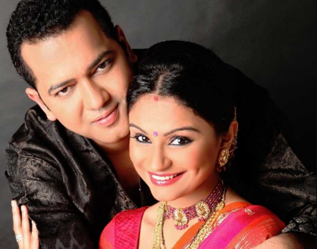 ২০১০ সালে ডিম্পি গঙ্গোপাধ্যায়কে বিয়ে করেছিলেন রাহুল মহাজন। কিন্তু এই বিয়েতেও সেই এক কাহিনি। রাহুলের নামে শারীরিক নির্যাতনের অভিযোগ এনেছিলেন ডিম্পি। আদালতে মামলাও হয়। আর তার পরেই ২০১৪ সালে দু’জনের ডিভোর্স হয়ে যায়। তার পরে বিয়েও করে ফেলেছেন ডিম্পি।