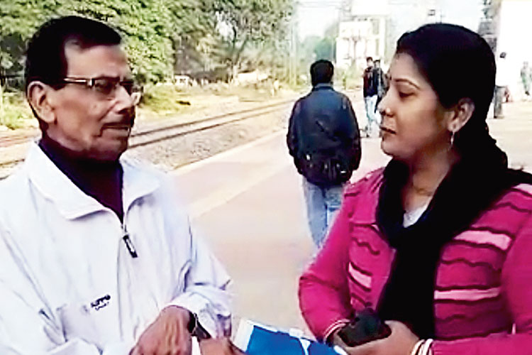 A Nurse gets back her lost bag with the help of railway workers
