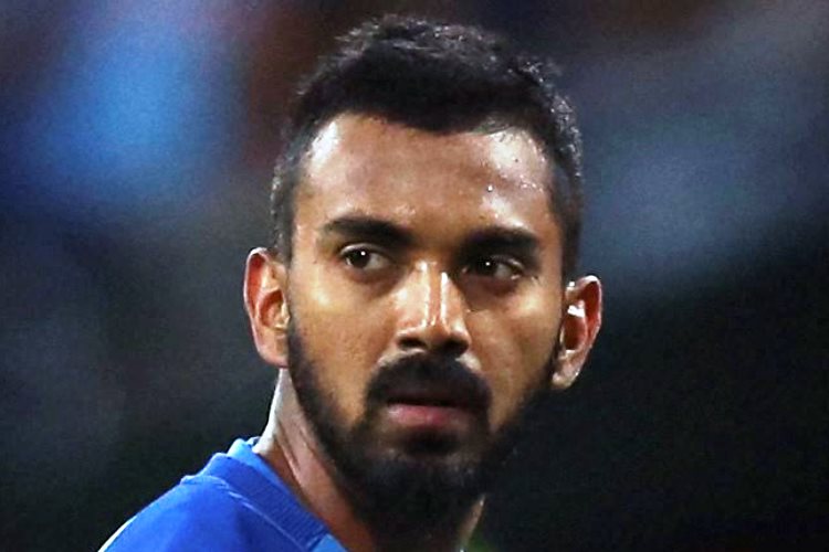  অধিনায়কের পাশে দাঁড়াচ্ছেন লোকেশ রাহুল।