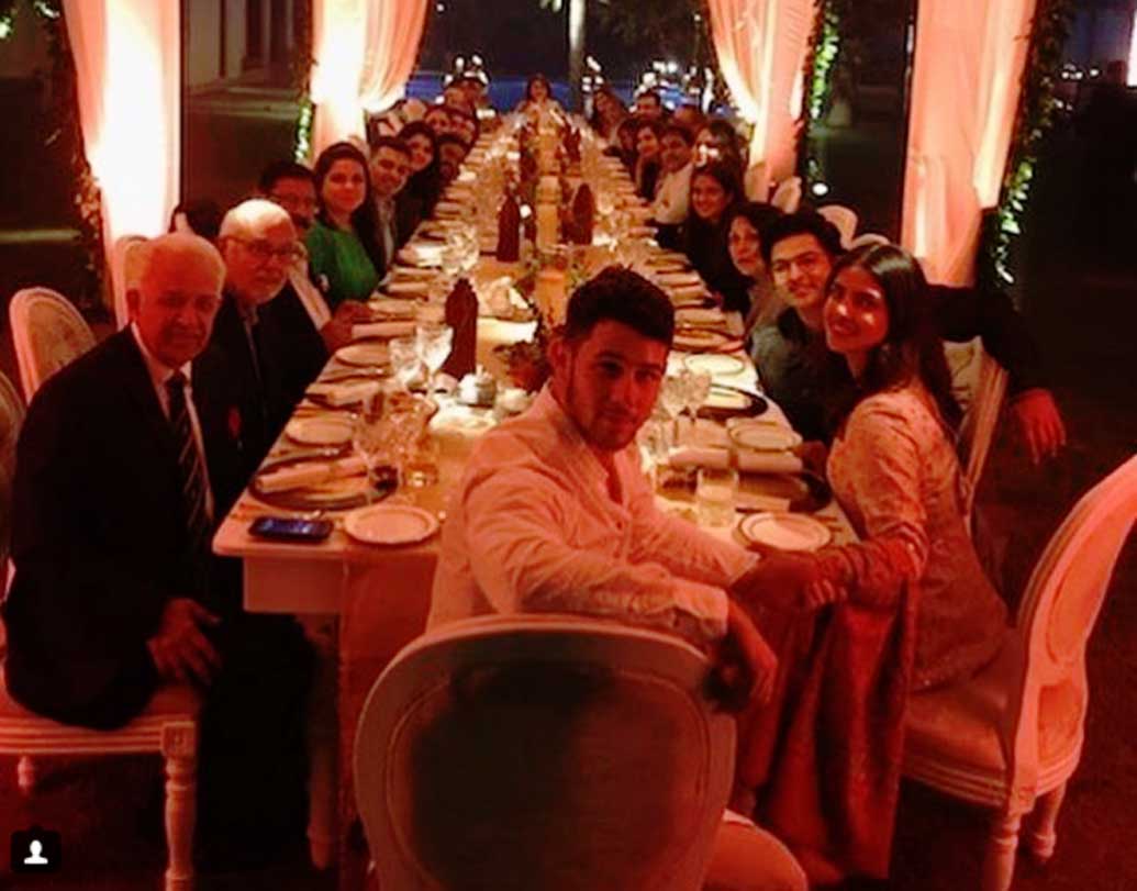 প্রিয়ঙ্কা ও নিক থ্যাঙ্কস গিভিং সেরেমনিও কাটিয়েছেন পরিবারের সঙ্গে। শেয়ারও করেছেন সেই ছবি।