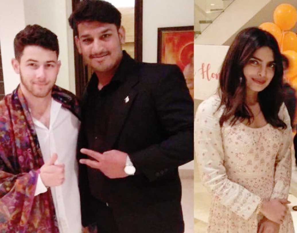 দিন দু’য়েক আগে নিক এসে পৌঁছে গিয়েছেন দিল্লিতে। বিমানবন্দরে তাঁকে দেখা গিয়েছে একটি কাশ্মীরী শাল গায়ে। প্রিয়ঙ্কার সঙ্গে শনিবার রাতে তিনি পৌঁছে গিয়েছেন মুম্বই।