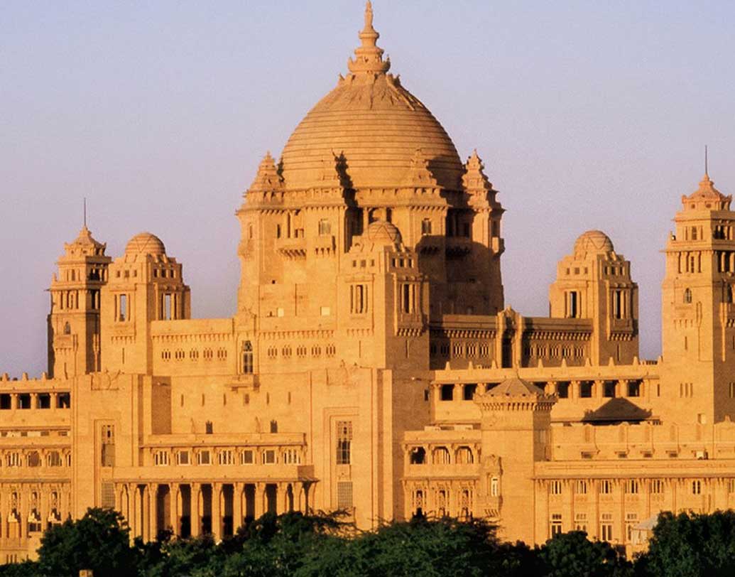 যোধপুরের উমেদ ভবনে প্রিয়ঙ্কার বিয়ের অনুষ্ঠান হওয়ার কথা। প্রিয়ঙ্কা কাজ পাগল বলেই পরিচিত। ২৫ নভেম্বর পর্যন্ত শুটিং ফ্লোরে থাকার কথা ছিল তাঁর। তবে একদিন আগেই হয়েছে প্যাক অ্যাপ। সেটেই ব্রাইডাল শাওয়ার হয়েছে আরও এক ধাপ।