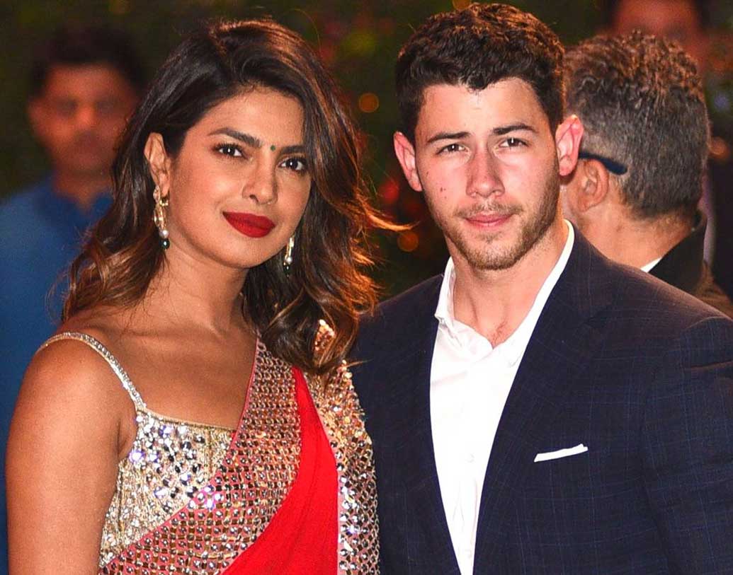 বলিউডের বিভিন্ন সূত্র অবশ্য জানাচ্ছে, প্রিয়ঙ্কার গায়ে হলুদের অনুষ্ঠান হবে ১ ডিসেম্বর। আর ভারতীয় মতে বিয়ে ২ ডিসেম্বর। তবে দিল্লি ও মুম্বই রিসেপশন বা খ্রিস্টান মতে বিয়ের দিন জানা যায়নি এখনও।