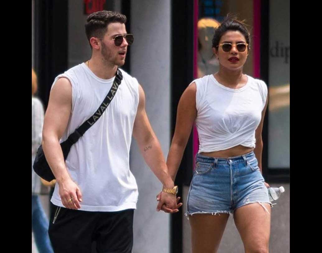 প্রধানমন্ত্রী নরেন্দ্র মোদীর আসবেন প্রিয়ঙ্কার বিয়েতে, গুঞ্জন এমনটাই। আসার কথা হলিউডের বেশ কয়েক জন অভিনেতারও। তবে প্রিয়ঙ্কার প্রিয় বন্ধু মেগান মর্কেল আসতে পারছেন না রাজপরিবার সংক্রান্ত কিছু দায়িত্বের কারণে।