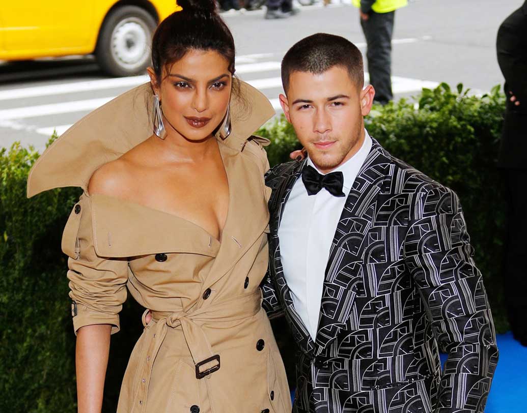 ভারতীয় মতের বিয়েতে আবু-জানি সন্দীপ খোসলার পোশাক পরবেন প্রিয়ঙ্কা। আর অন্যদিন পরতে পারেন রালফ লোরেনের এনসেম্বল। তবে নিক কোন ডিজাইনারের পোশাক পরবেন, তা এখনও জানা যায়নি।