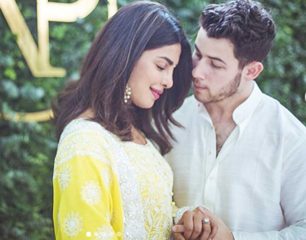 প্রিয়ঙ্কা ও নিকের বিয়েতে বেশ কিছু অভিনব ব্যাপারও রয়েছে। সেগুলি জানলে চমকে উঠবেন। যেমন প্রিয়ঙ্কা ইতিমধ্যেই অ্যামাজনে শেয়ার করেছেন তাঁর কী কী উপহার পছন্দ। এর মাধ্যমে ইউনিসেফকে এক লক্ষ ডলার অনুদান দিতে চান তিনি।