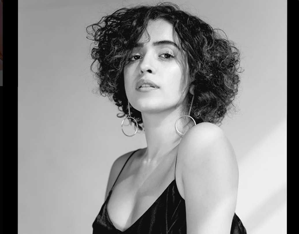 ২০১৩ সালে মুম্বই পাড়ি দেন। ‘ডান্স ইন্ডিয়া ডান্স’-এ প্রথম ১০০তে ছিলেন তিনি। বিজ্ঞাপনী ছবিতে অভিনয় শুরু করেন। অথচ এই সানিয়ারই ছোটবেলায় কথা বলার কিছু সমস্যা ছিল।